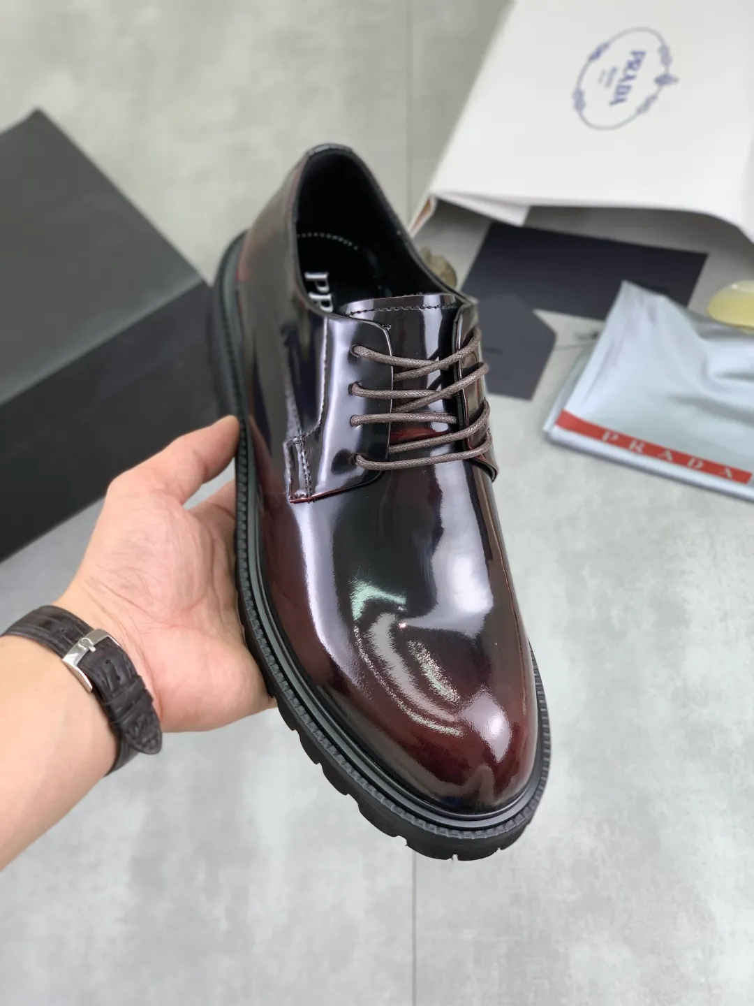 Men's men's shoes 💰P640 New PRADA top version Prada's new casual leather shoes Original purchase, development and production Prada Men's Classic Series Technological breathable fabrics with cowhide Casual sports shoes Casual sports dad shoes combine high-tech breathable materials with cowhide, with P's exclusive button decoration on the side. The outsole is full of P italic design and bright colors to show vitality and continue the brand's design inspiration. Stroll around the city lightly and feel free and comfortable. Delivered in exquisite packaging 🛍📦 ▪️Material: original customized calfskin with breathable material ▪️Inner lining: cowhide lining ➕cowhide feet ▪️Outsole: open-molded TPU foam material ▪️Sole thickness: 3.5CM ▪️Size: Men's 38-45 black, burgundy color optional